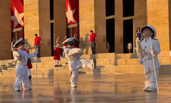 Anıtkabir’de nöbet değişimini birebir taklit eden küçük çocuk herkesi kendine hayran bıraktı