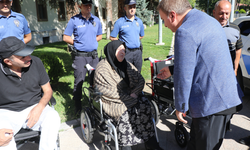 Akülü sandalyesine kavuşan kadının mutluluk gözyaşları herkesi duygulandırdı