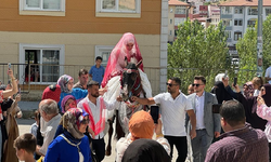 Geleneği yaşatmak için, gelin damadın evine at sırtında getirildi