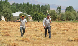 Babalarına destek olurken tıp fakültesini kazanan Hakkarili iki öğrencinin başarı hikayesi