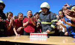 Okula yangın ihbarına gelen itfaiyecilere duygulandıran pastalı sürpriz