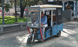 Bu da güneş enerjili motosiklet! Hem gidiyor hem de şarj oluyor