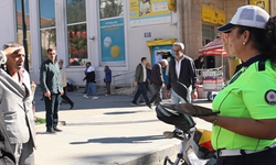 Kadın polise ‘komutanım’ diyerek tekmil veren vatandaş, izleyenleri güldürdü