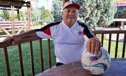 Huzurevinin futbol aşığı 'Maradona Kamil' tutkusundan vazgeçmiyor