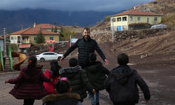 Ramazan öğretmen, öğrencileri için her gün 100 kilometre yol katediyor