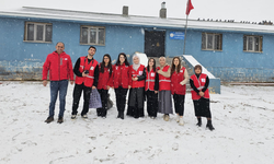 Kızılay gönüllüleri, kar altında kalan köy çocukların yüzünü güldürdü