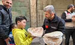 Türk yardım derneği gönüllüleri Halep’te ekmek ve yemek dağıttı