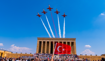 Türk Yıldızları’ndan Anıtkabir'de nefes kesen saygı uçuşu