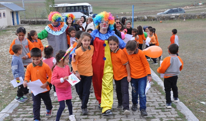 Üniversite öğrencileri, köy köy gezerek Karslı çocuklarla buluşuyor