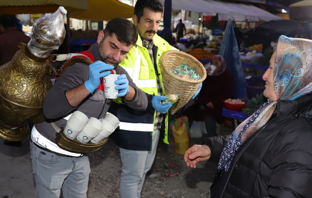 Pazar esnafına sıcak çorba ikramı gönülleri ısıttı