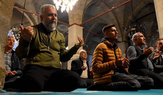 Mevlit Kandili ibadetleri nelerdir? Kandil gecesi nasıl ibadet edilir ve namaz kılınır mı?