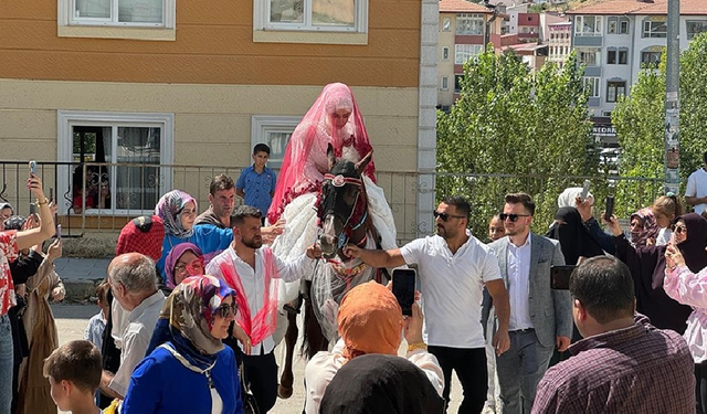 Geleneği yaşatmak için, gelin damadın evine at sırtında getirildi