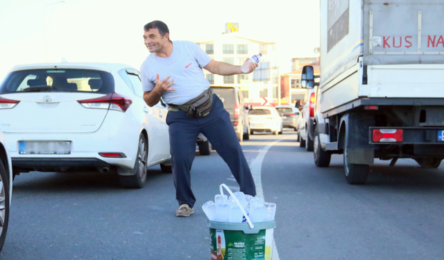 Bir şişe su ile mutluluk satıyor! Enerjisiyle trafikte herkesin yüzünü gülümseten adam