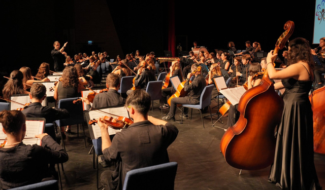 Barış için iki ülkeden ortak konser: Dünyada ilk kez sahnelendi