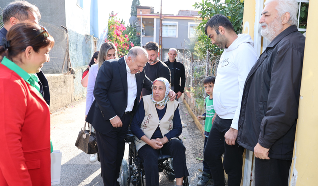 Yürümekte zorluk çeken kadına akülü sandalye hediyesi sevindirdi