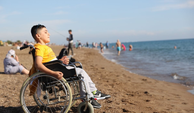 Hakkarili engelli Umut’un denizi görme hayali Antalya’da gerçekleşti