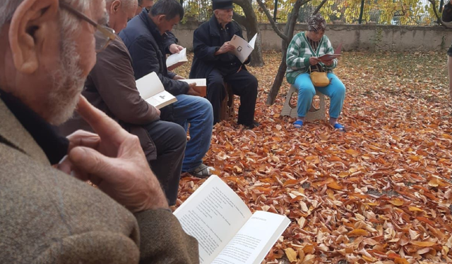 Müdürler, huzurevi sakinleriyle kitap okudular