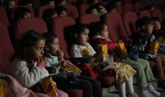 Muş polisi, çocuklara unutulmaz bir sinema keyfi yaşattı