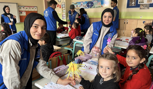 Sınav kalemlerini süsleyip minik öğrencilere hediye ettiler