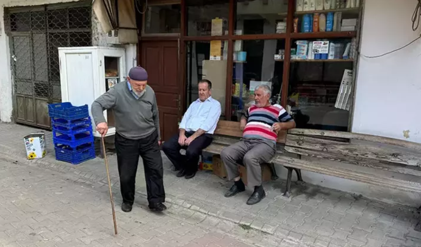 42 yıldır bakkal işletiyor, yaşını öğrenenler şaşkın ve 'maşallah' diyor