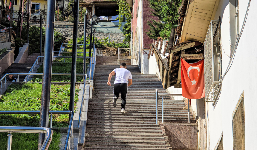 Survivor hayali için şehrin en zorlu merdivenlerinde sınırlarını zorluyor