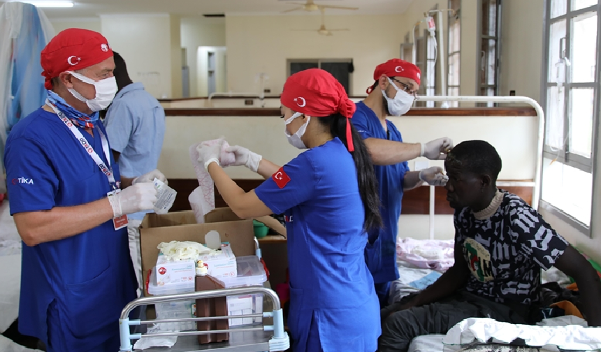 Türk doktorlar Uganda’da yüzlerce hastanın hayatını değiştirerek umut oldu