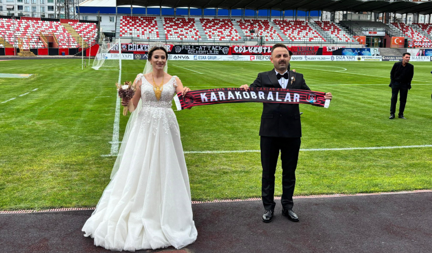 Kadın hakem bu kez maç için değil nikah için düdük çaldı