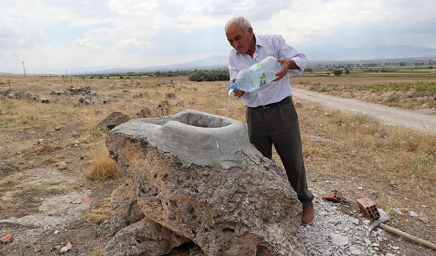 Yaban hayvanlarının susuz kalmasını önlemek için kayalara yalak yapıyor