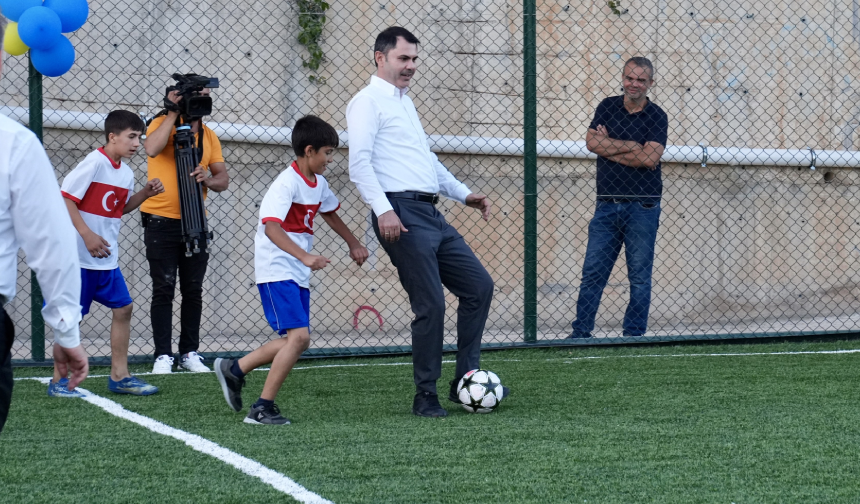 Bakan Kurum, halı saha sözünü tuttu, çocuklarla futbol maçına çıktı