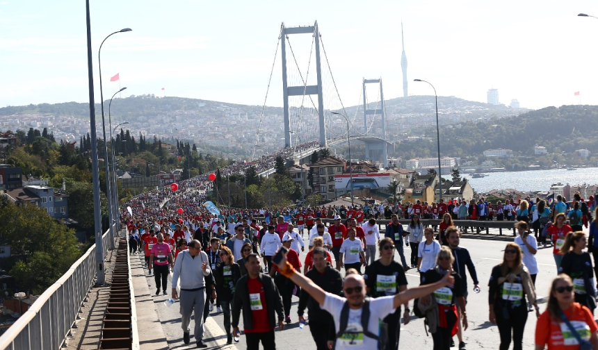 46. İstanbul Maratonu’nda kapalı hava bile renkli görüntülere engel olamadı