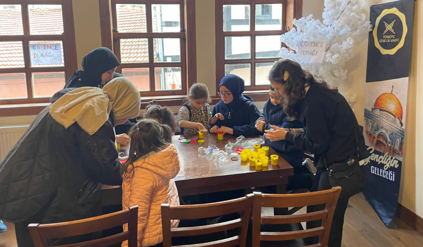 Gönüllüler tarihi konakta çocuklara unutulmaz bir gün yaşattı