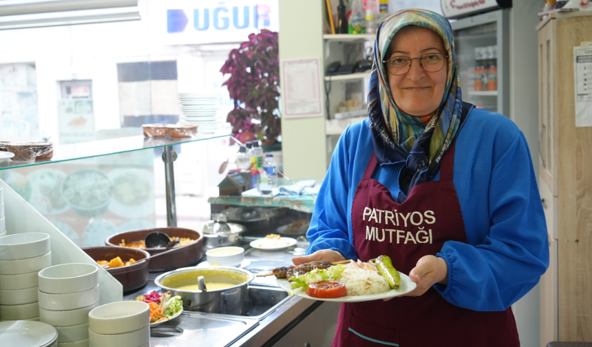 Yemekleri beğenilince, lokanta açarak ilçenin kadınlarına gelir kapısı sağladı