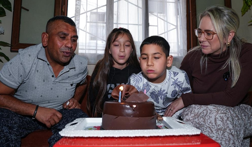 Çocuklarına yemek yaparken ilgi gören baba, sigortalı işte çalışmaya başlıyor