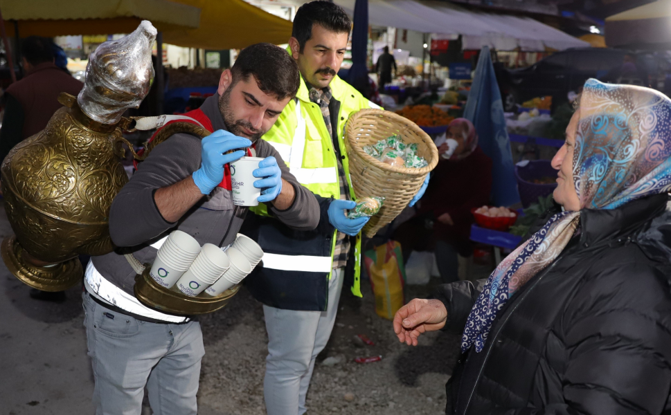 Pazar esnafına sıcak çorba ikramı gönülleri ısıttı