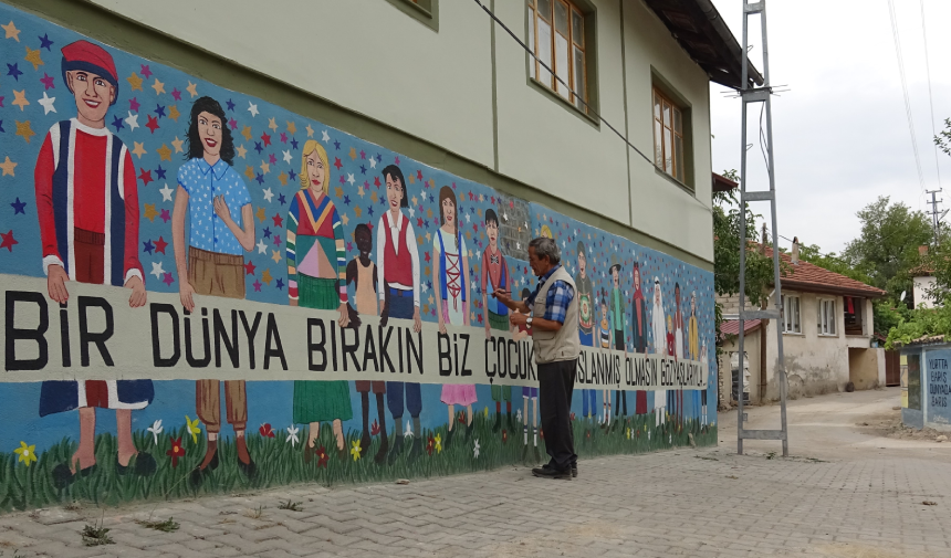 Emekli öğretmen, sanatla köyünü turizm cennetine dönüştürmeyi hedefliyor