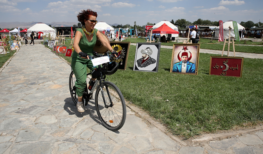 58 yaşındaki kadın, temiz çevre ve sağlıklı yaşam için 1422 kilometre pedal çevirerek Malazgirt'e gitti