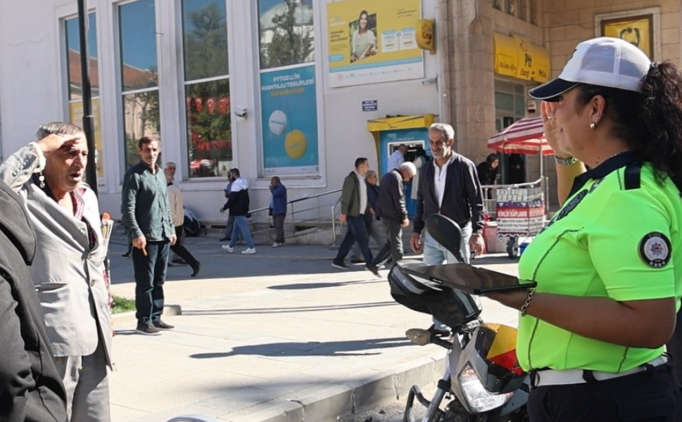 Kadın Polise ‘Komutanım' Diyerek Tekmil Verdi (1)