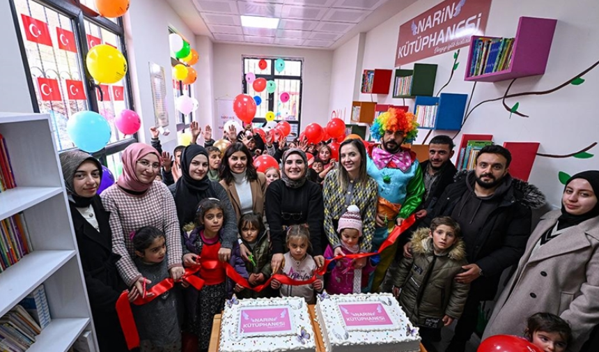 Kilometrelerce Yol Katedip Kırsaldaki Çocuklar Için Narin Kütüphanesi Kurdular